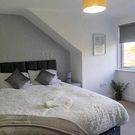 Spacious 15 Guest Home With 9 Beds In Shirley Солихъл Екстериор снимка