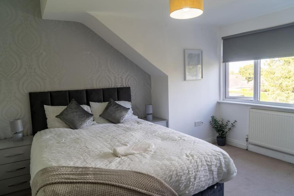 Spacious 15 Guest Home With 9 Beds In Shirley Солихъл Екстериор снимка