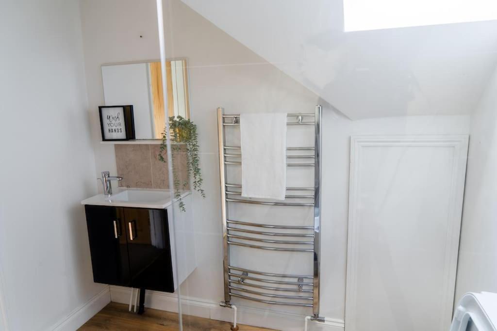 Spacious 15 Guest Home With 9 Beds In Shirley Солихъл Екстериор снимка