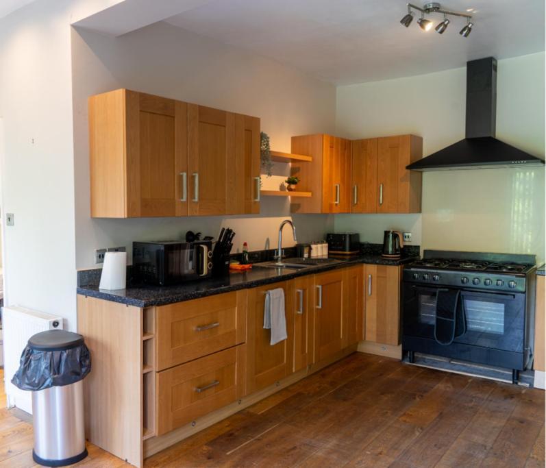 Spacious 15 Guest Home With 9 Beds In Shirley Солихъл Екстериор снимка