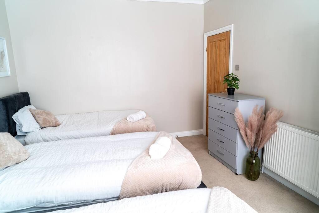 Spacious 15 Guest Home With 9 Beds In Shirley Солихъл Екстериор снимка