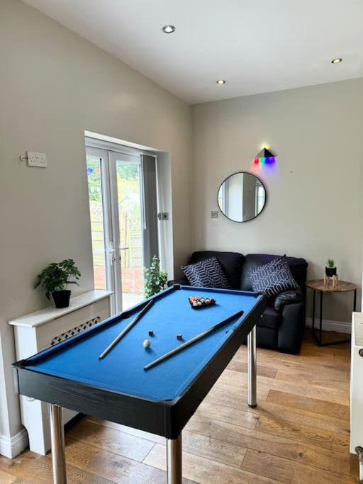 Spacious 15 Guest Home With 9 Beds In Shirley Солихъл Екстериор снимка