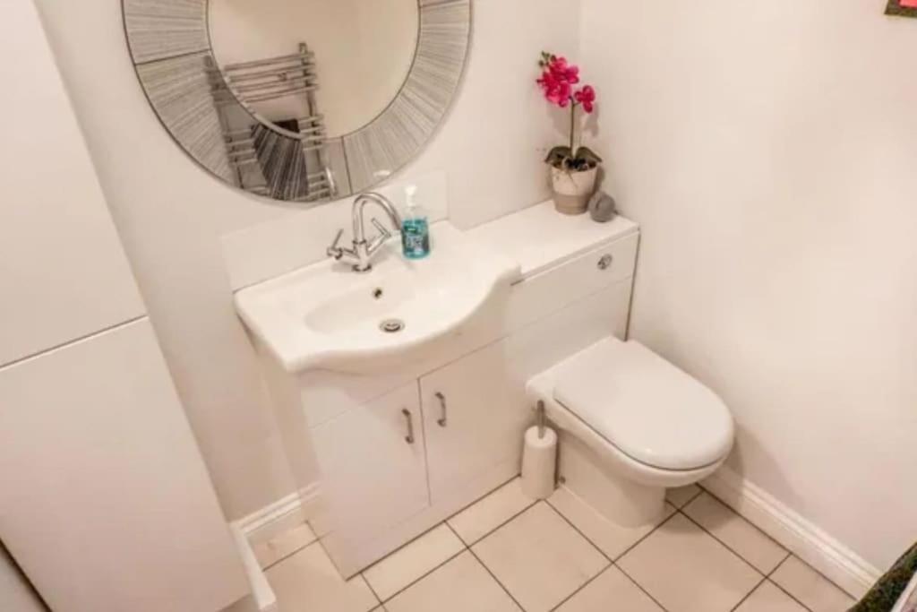 Spacious 15 Guest Home With 9 Beds In Shirley Солихъл Екстериор снимка