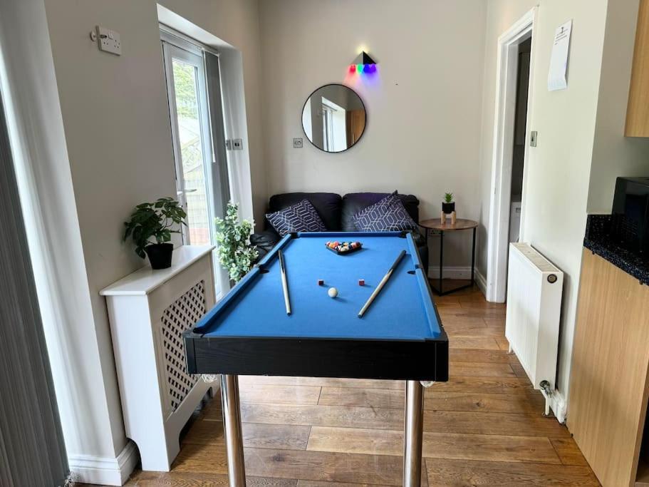 Spacious 15 Guest Home With 9 Beds In Shirley Солихъл Екстериор снимка