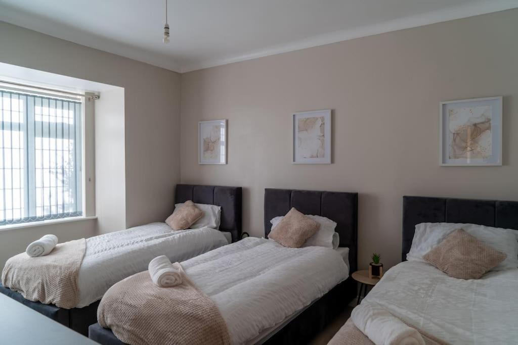 Spacious 15 Guest Home With 9 Beds In Shirley Солихъл Екстериор снимка
