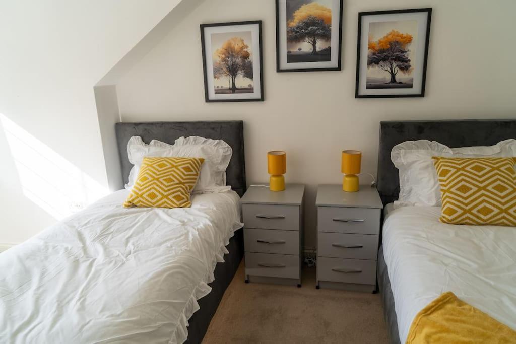 Spacious 15 Guest Home With 9 Beds In Shirley Солихъл Екстериор снимка