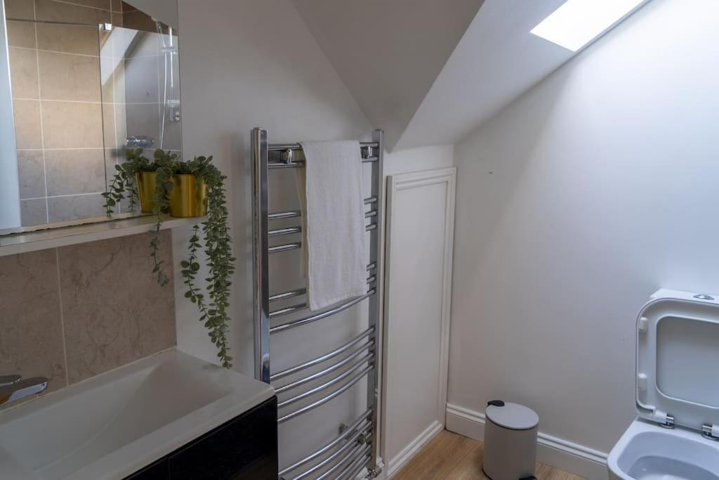 Spacious 15 Guest Home With 9 Beds In Shirley Солихъл Екстериор снимка