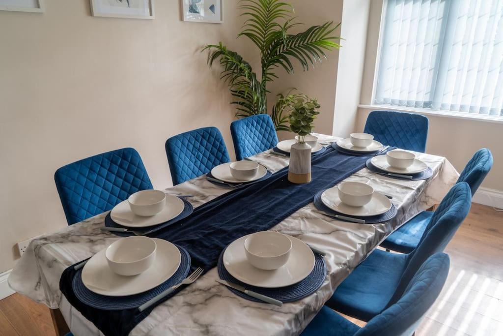 Spacious 15 Guest Home With 9 Beds In Shirley Солихъл Екстериор снимка