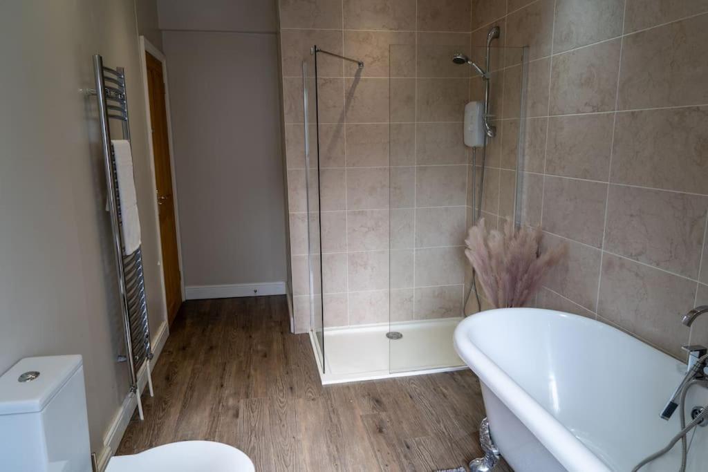 Spacious 15 Guest Home With 9 Beds In Shirley Солихъл Екстериор снимка